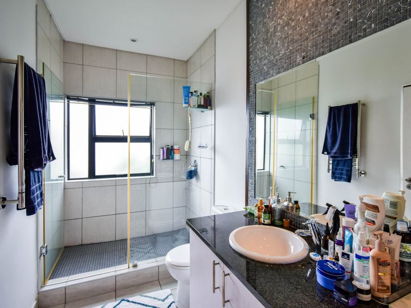 EXCUISITE 2 BEDROOM, NEW YORK STYLE HOME IN THE SECURE LOMBARDY ESTATE - Photo 8