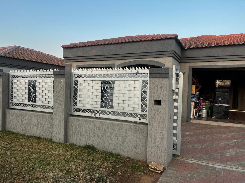 Elegant & Well-Maintained 3-Bedroom Family Home ? - Photo 2