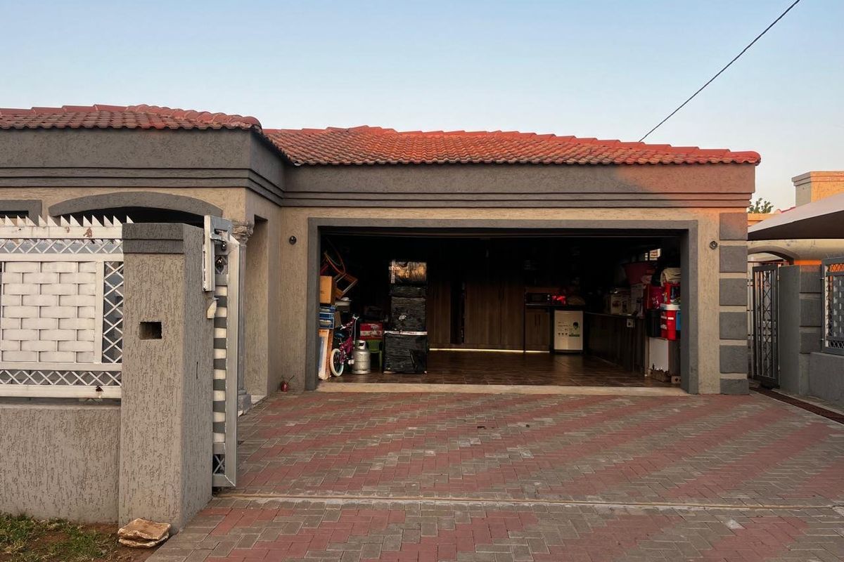 Elegant & Well-Maintained 3-Bedroom Family Home ? - Photo 3