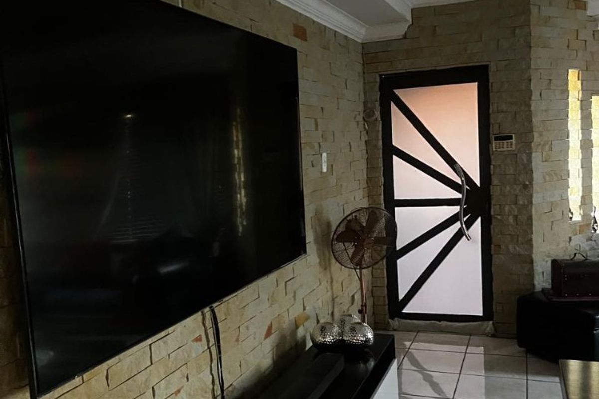 Elegant & Well-Maintained 3-Bedroom Family Home ? - Photo 5