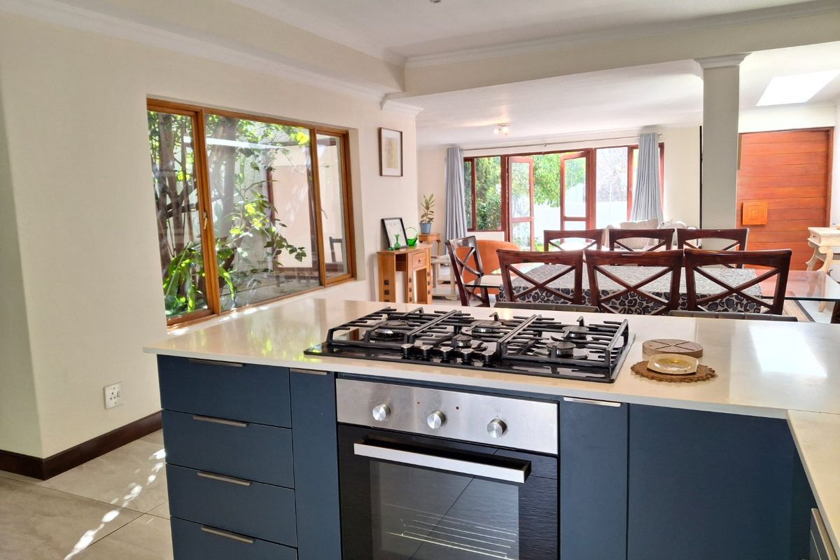 4Bed Home with Cottage - Photo 3
