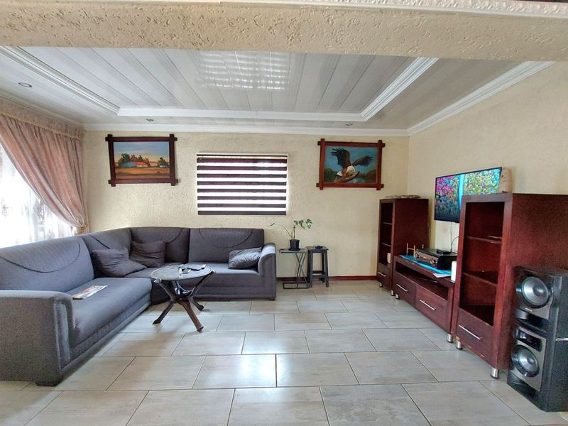 Fixer-Upper Opportunity in Brits - Photo 5