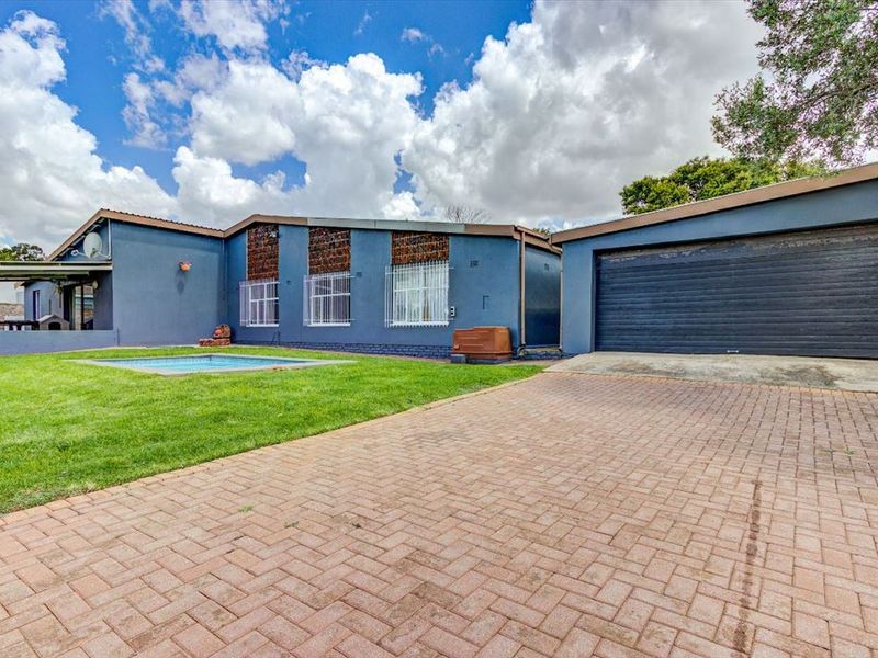 Spacious Family Home Designed for Comfort and Living - Photo 3