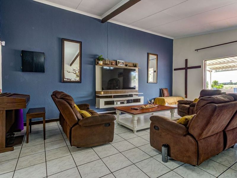 Spacious Family Home Designed for Comfort and Living - Photo 2