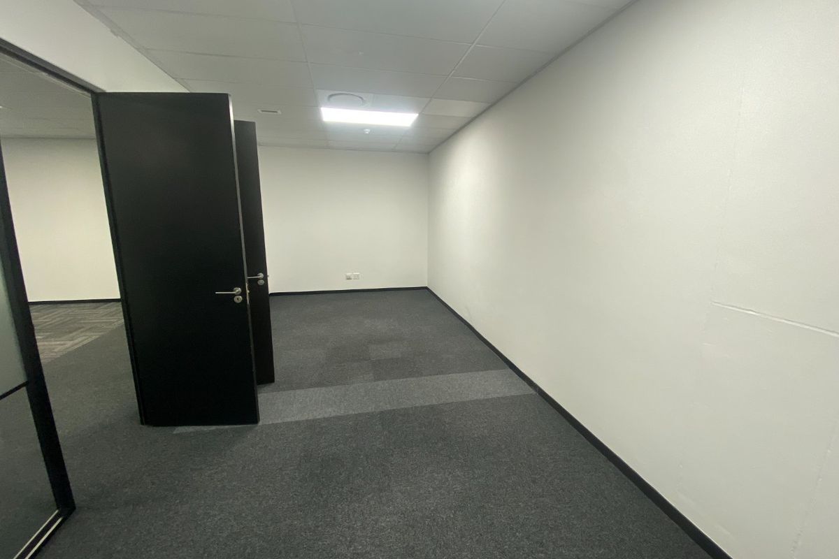 374m2 Commercial Space to Let  - Photo 4