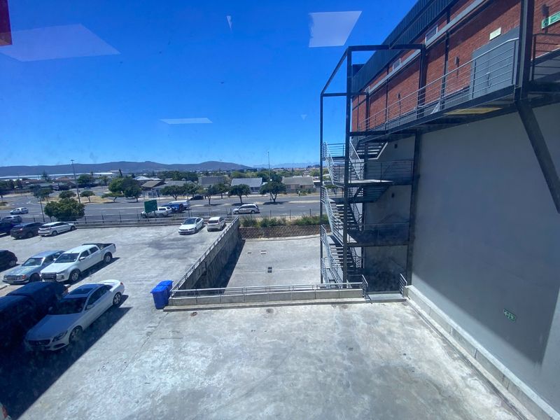 374m2 Commercial Space to Let  - Photo 10