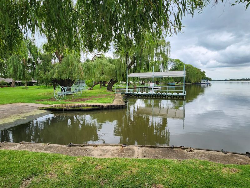 6 Bedroom 5 Bathroom vaal river view property!!! - Photo 7