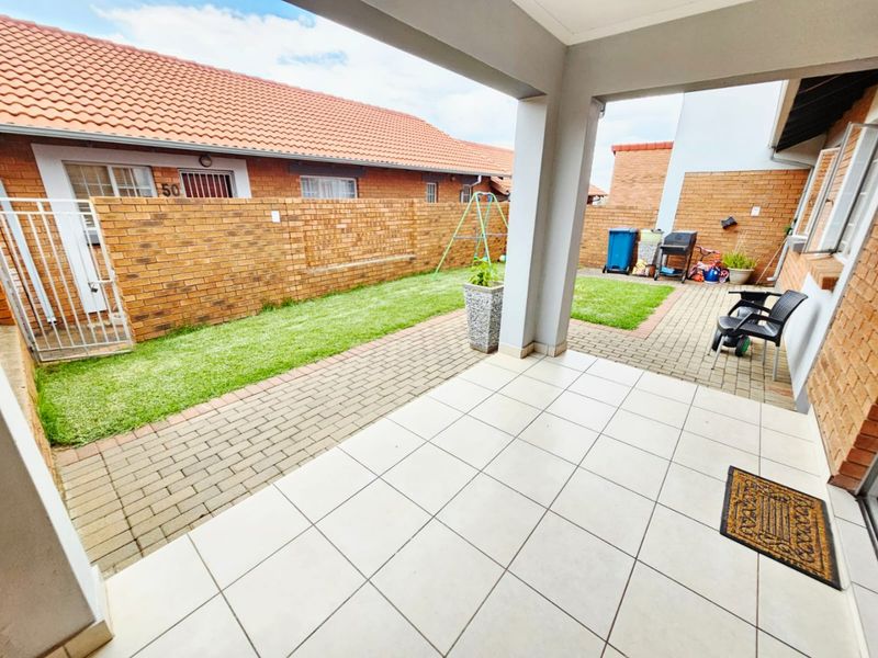 A Beautiful 2 Bedroom 2 Bathroom Townhouse for sale in Monavoni - Photo 2