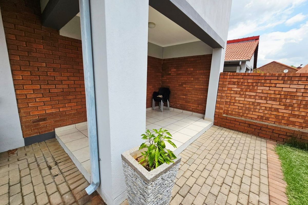 A Beautiful 2 Bedroom 2 Bathroom Townhouse for sale in Monavoni - Photo 4