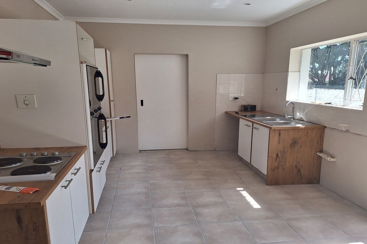 RECENTLY UPDATED LARGE FAMILY HOME IN A QUIET SUBURB - Photo 3