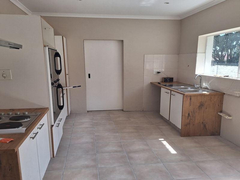 RECENTLY UPDATED LARGE FAMILY HOME IN A QUIET SUBURB - Photo 3