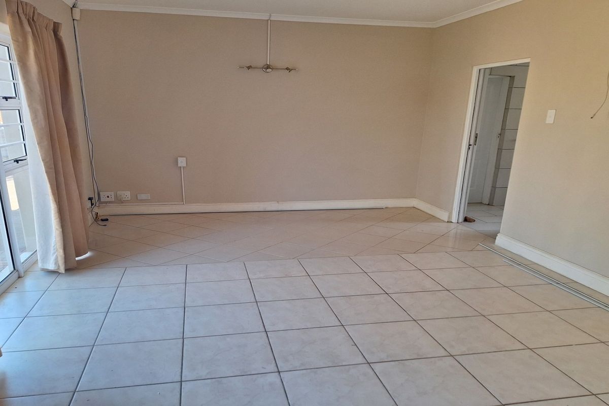 RECENTLY UPDATED LARGE FAMILY HOME IN A QUIET SUBURB - Photo 2