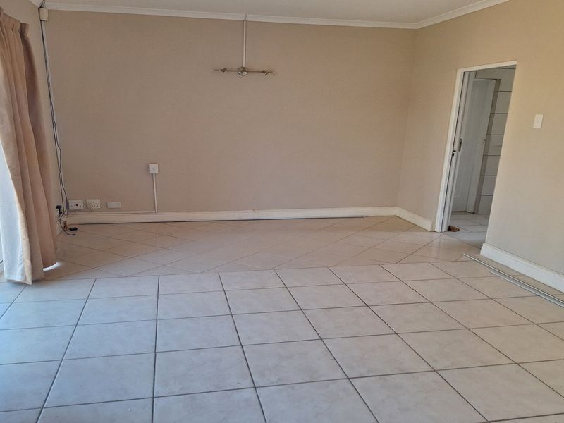 RECENTLY UPDATED LARGE FAMILY HOME IN A QUIET SUBURB - Photo 2