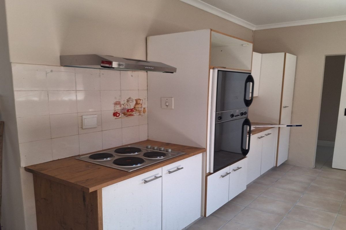 RECENTLY UPDATED LARGE FAMILY HOME IN A QUIET SUBURB - Photo 4