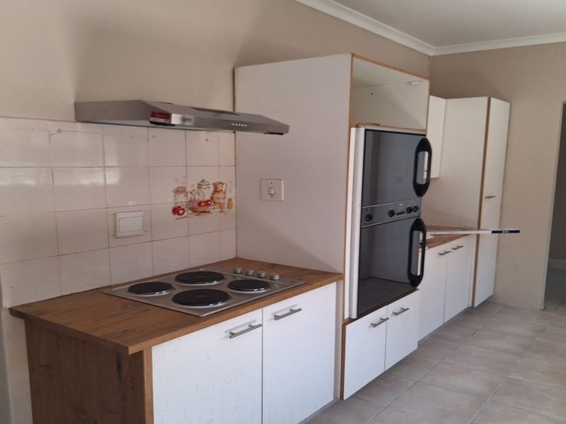 RECENTLY UPDATED LARGE FAMILY HOME IN A QUIET SUBURB - Photo 4