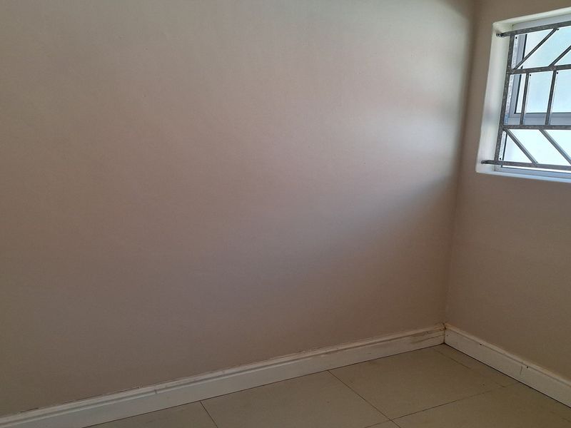 RECENTLY UPDATED LARGE FAMILY HOME IN A QUIET SUBURB - Photo 10