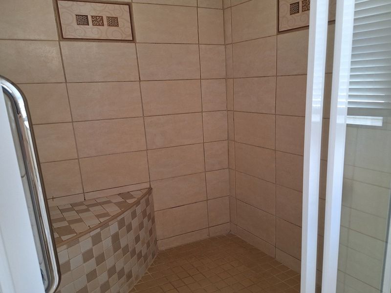 RECENTLY UPDATED LARGE FAMILY HOME IN A QUIET SUBURB - Photo 9