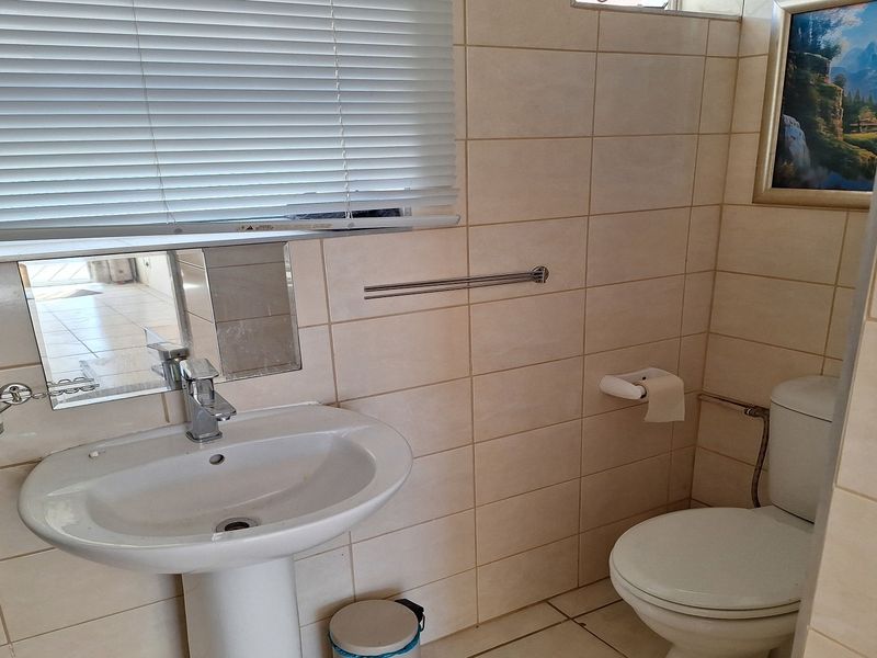 RECENTLY UPDATED LARGE FAMILY HOME IN A QUIET SUBURB - Photo 8