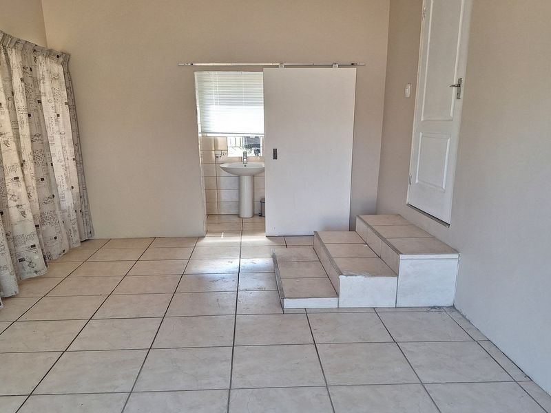 RECENTLY UPDATED LARGE FAMILY HOME IN A QUIET SUBURB - Photo 7