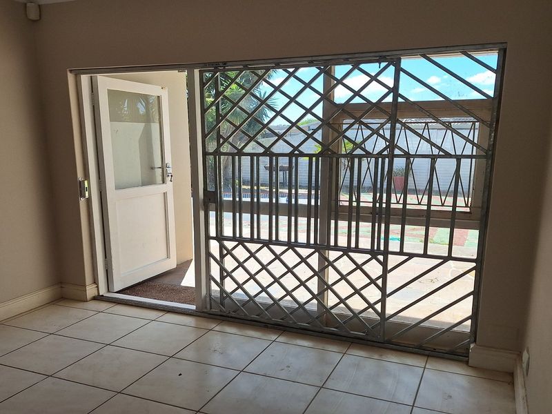 RECENTLY UPDATED LARGE FAMILY HOME IN A QUIET SUBURB - Photo 6