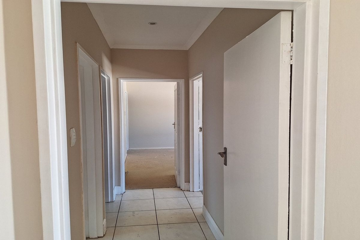 RECENTLY UPDATED LARGE FAMILY HOME IN A QUIET SUBURB - Photo 5