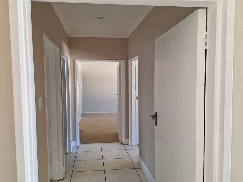 RECENTLY UPDATED LARGE FAMILY HOME IN A QUIET SUBURB - Photo 5