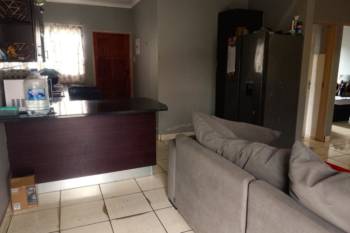 Wanted: Young Couple! - Photo 5