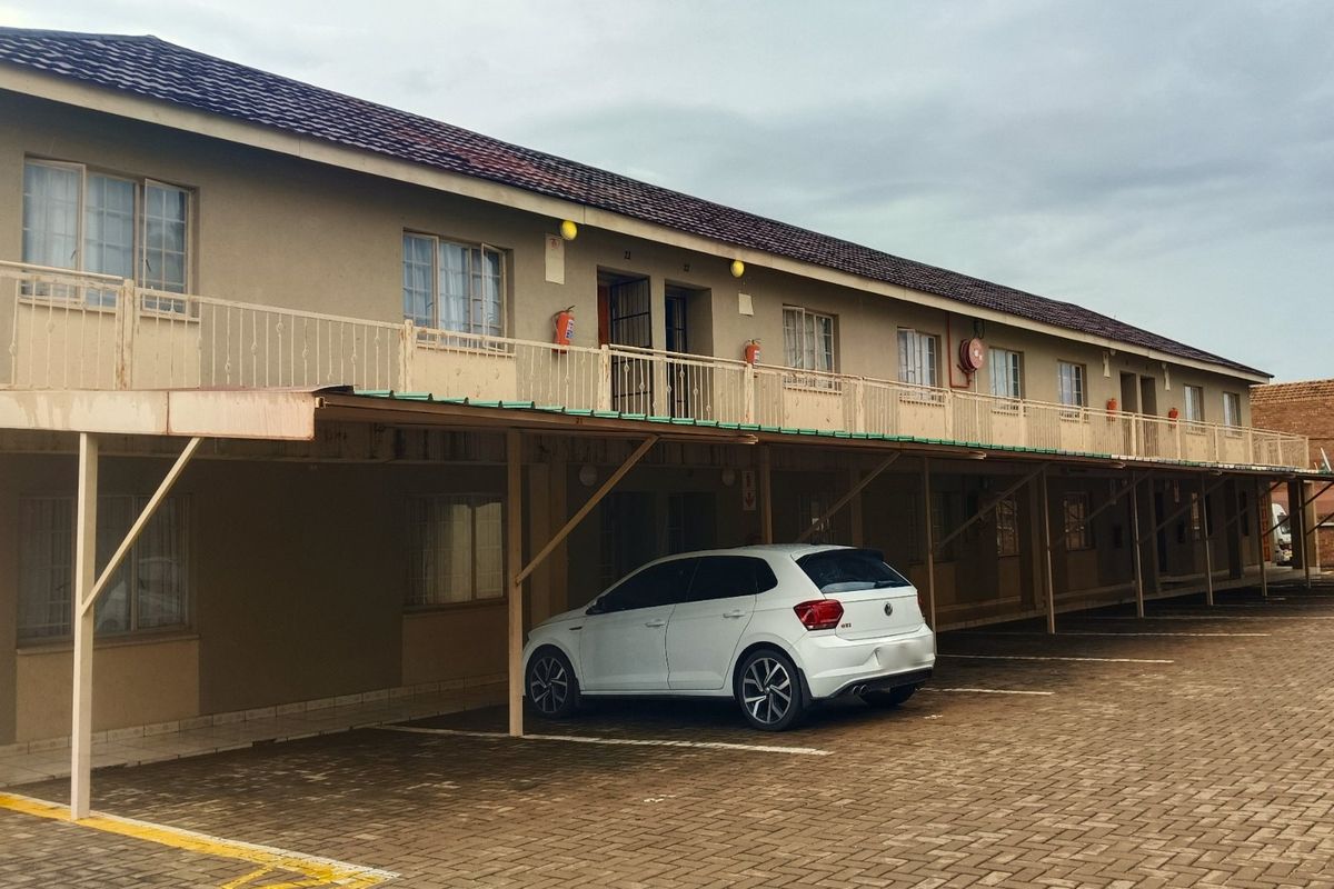 Wanted: Young Couple! - Photo 2