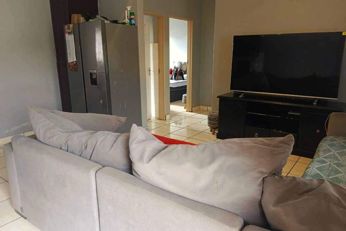 Wanted: Young Couple! - Photo 4