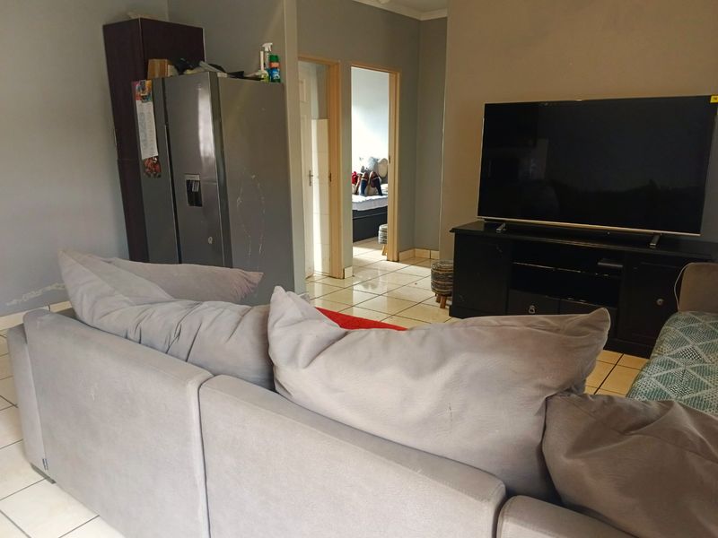 Wanted: Young Couple! - Photo 4