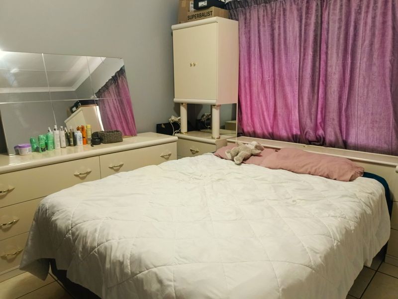 Wanted: Young Couple! - Photo 8