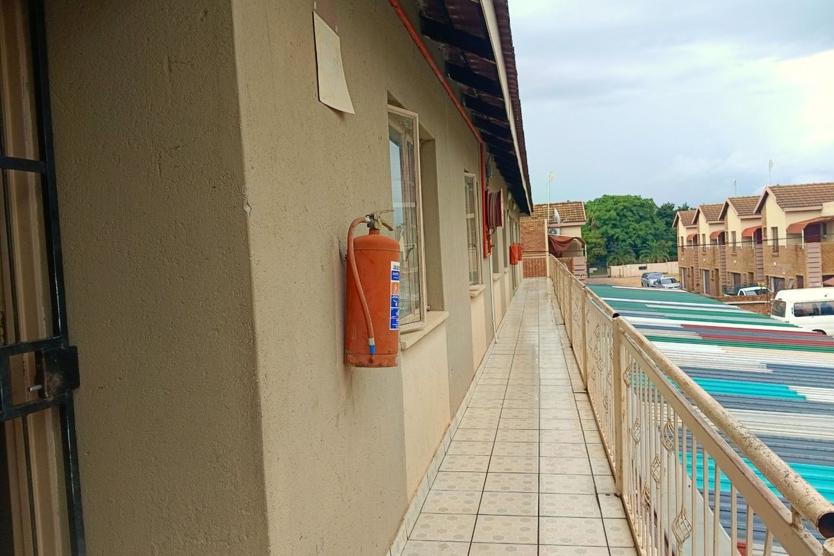 Wanted: Young Couple! - Photo 3