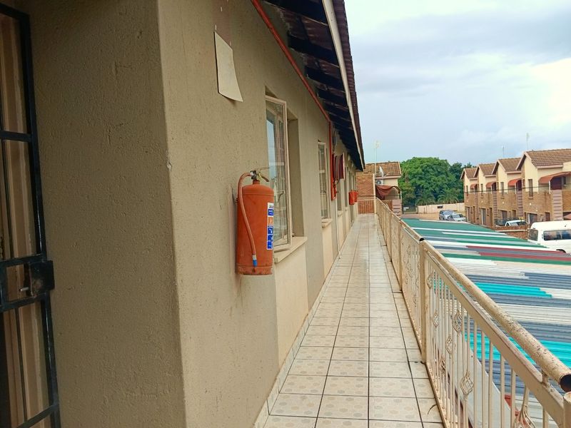 Wanted: Young Couple! - Photo 3