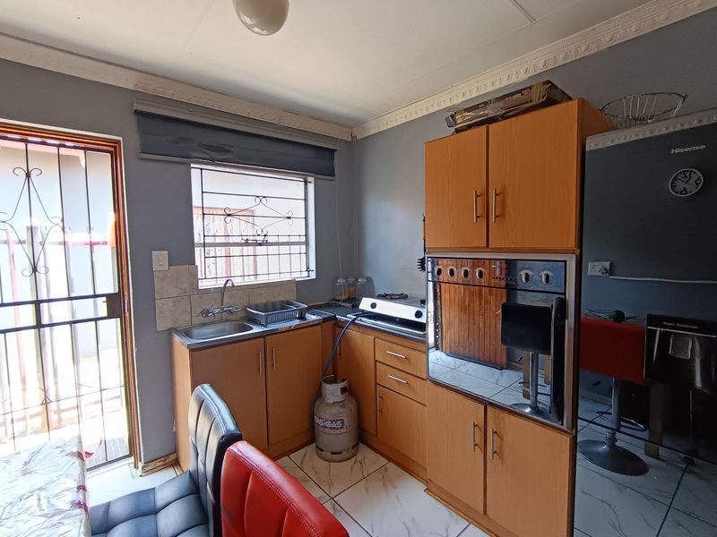 Modern family home in Grasslands for sale at a good price - Photo 8