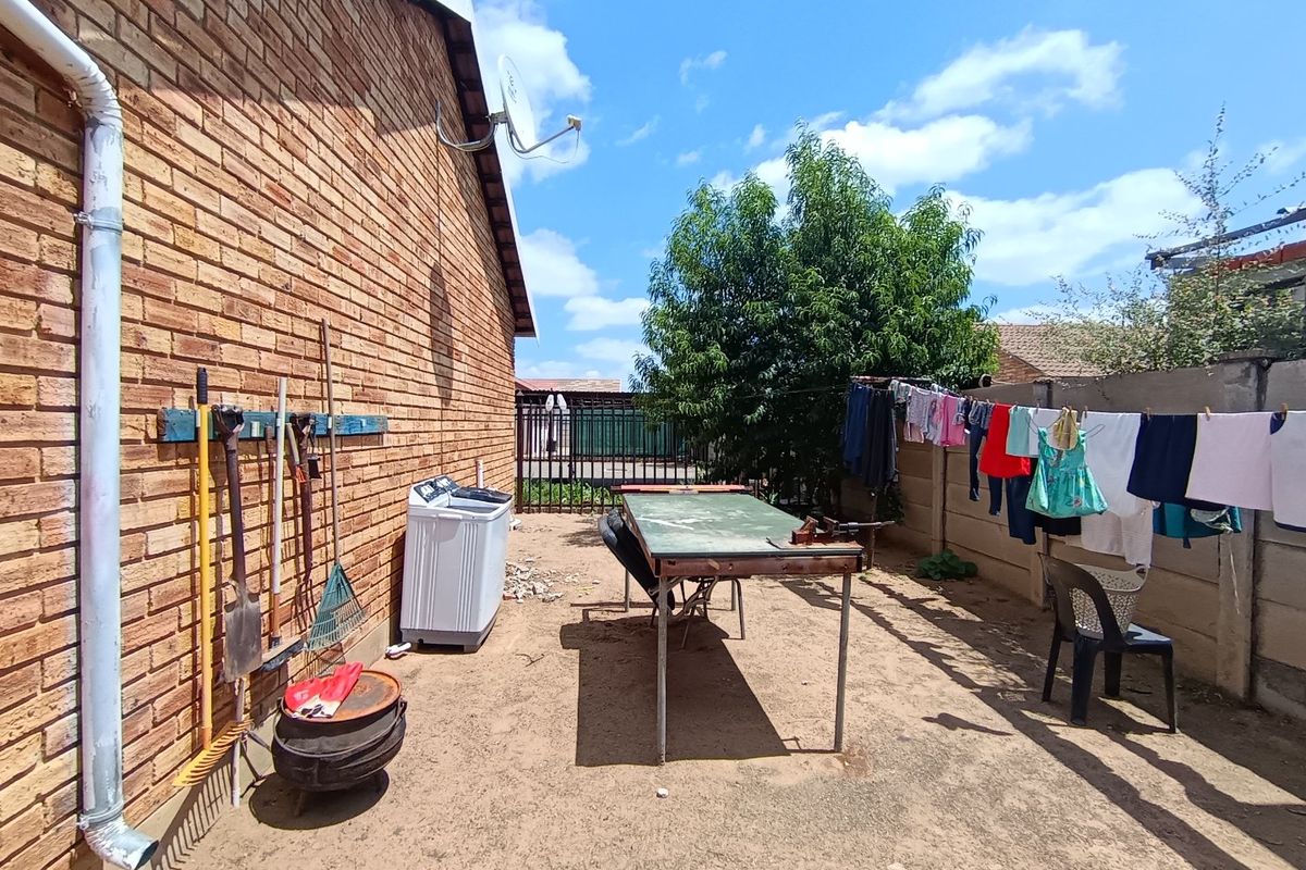 Modern family home in Grasslands for sale at a good price - Photo 2