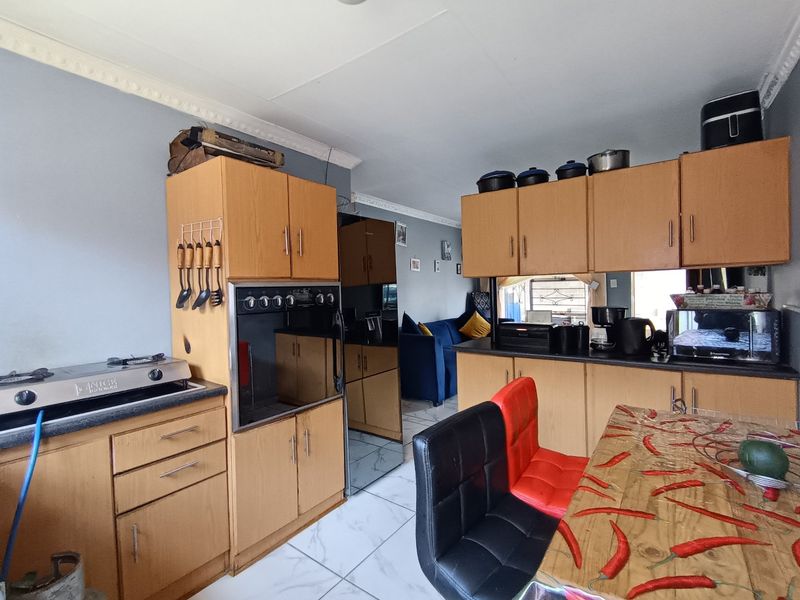 Modern family home in Grasslands for sale at a good price - Photo 7