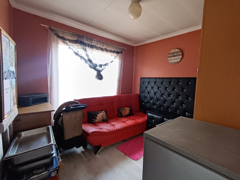 Modern family home in Grasslands for sale at a good price - Photo 5