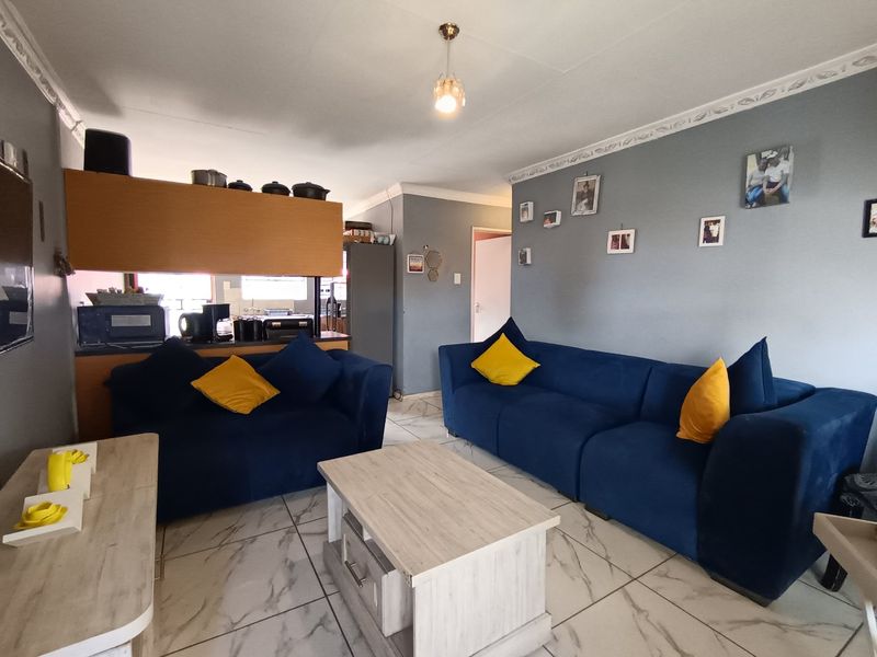 Modern family home in Grasslands for sale at a good price - Photo 4