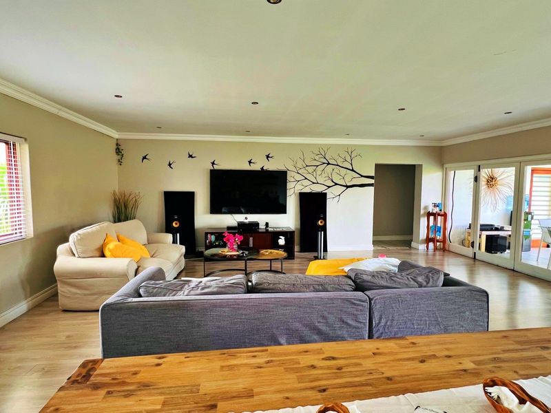 3 Bedroom 2 bathroom House for sale - Photo 5