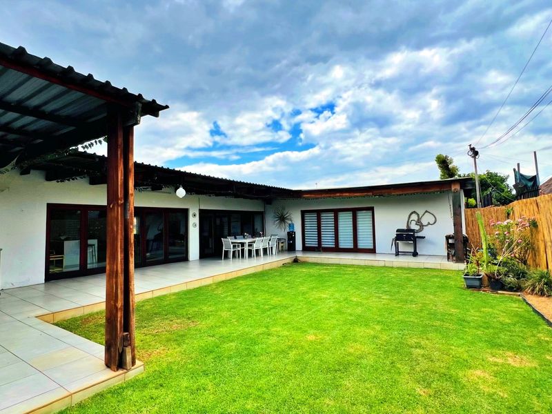 3 Bedroom 2 bathroom House for sale - Photo 2