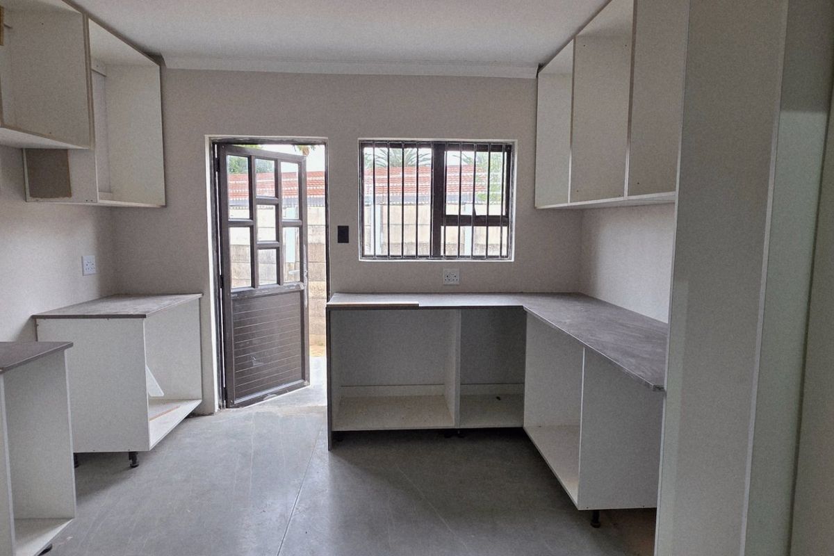 Flat Land Property with Two Income Generating Units in Erasmia - Photo 4