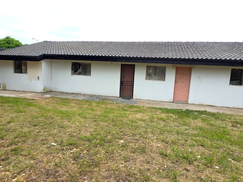 Flat Land Property with Two Income Generating Units in Erasmia - Photo 2