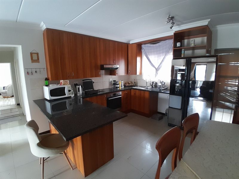 Spacious and modern 3 Bedroom with per friendly garden - Photo 4