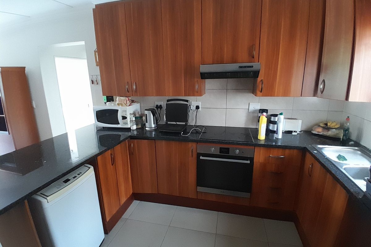 Spacious and modern 3 Bedroom with per friendly garden - Photo 3