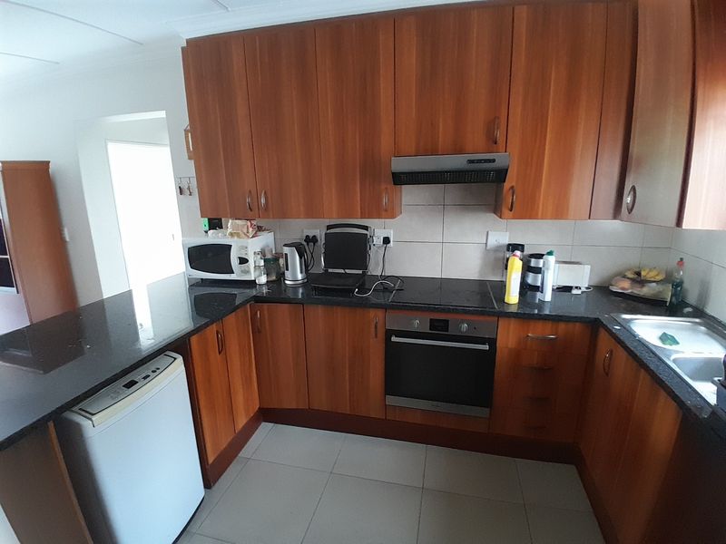 Spacious and modern 3 Bedroom with per friendly garden - Photo 3