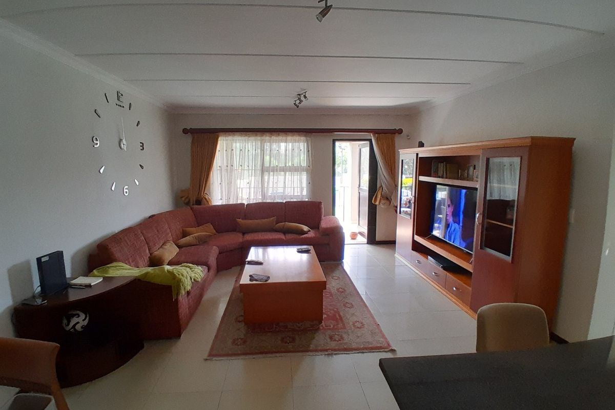 Spacious and modern 3 Bedroom with per friendly garden - Photo 2