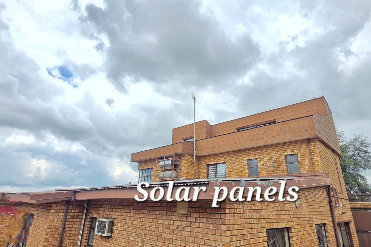 Spacious 7-Bedroom Family Home in Secure Suburb - Photo 4