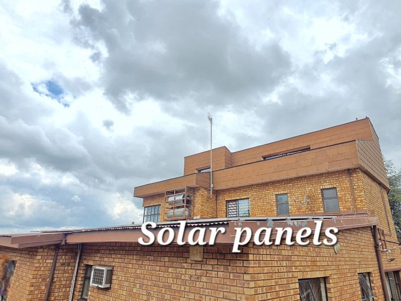 Spacious 7-Bedroom Family Home in Secure Suburb - Photo 4