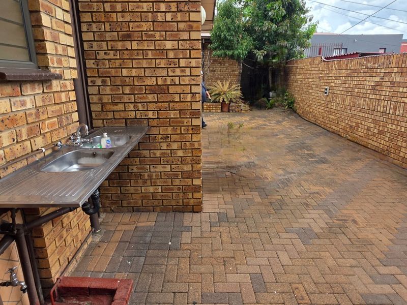 Spacious 7-Bedroom Family Home in Secure Suburb - Photo 8