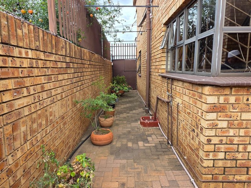 Spacious 7-Bedroom Family Home in Secure Suburb - Photo 6